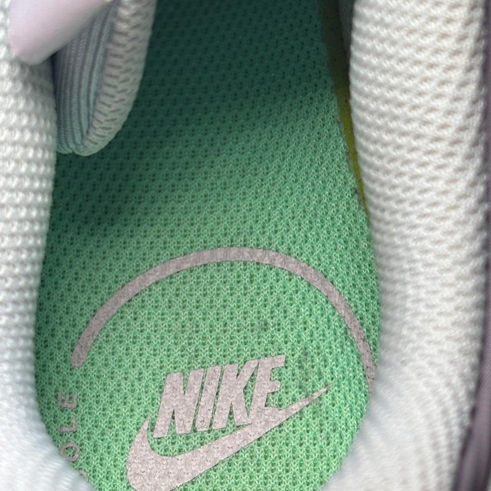 Nike Airmax Bolt Women's Lavender and White Sneakers Size 8 - Picture 4 of 6